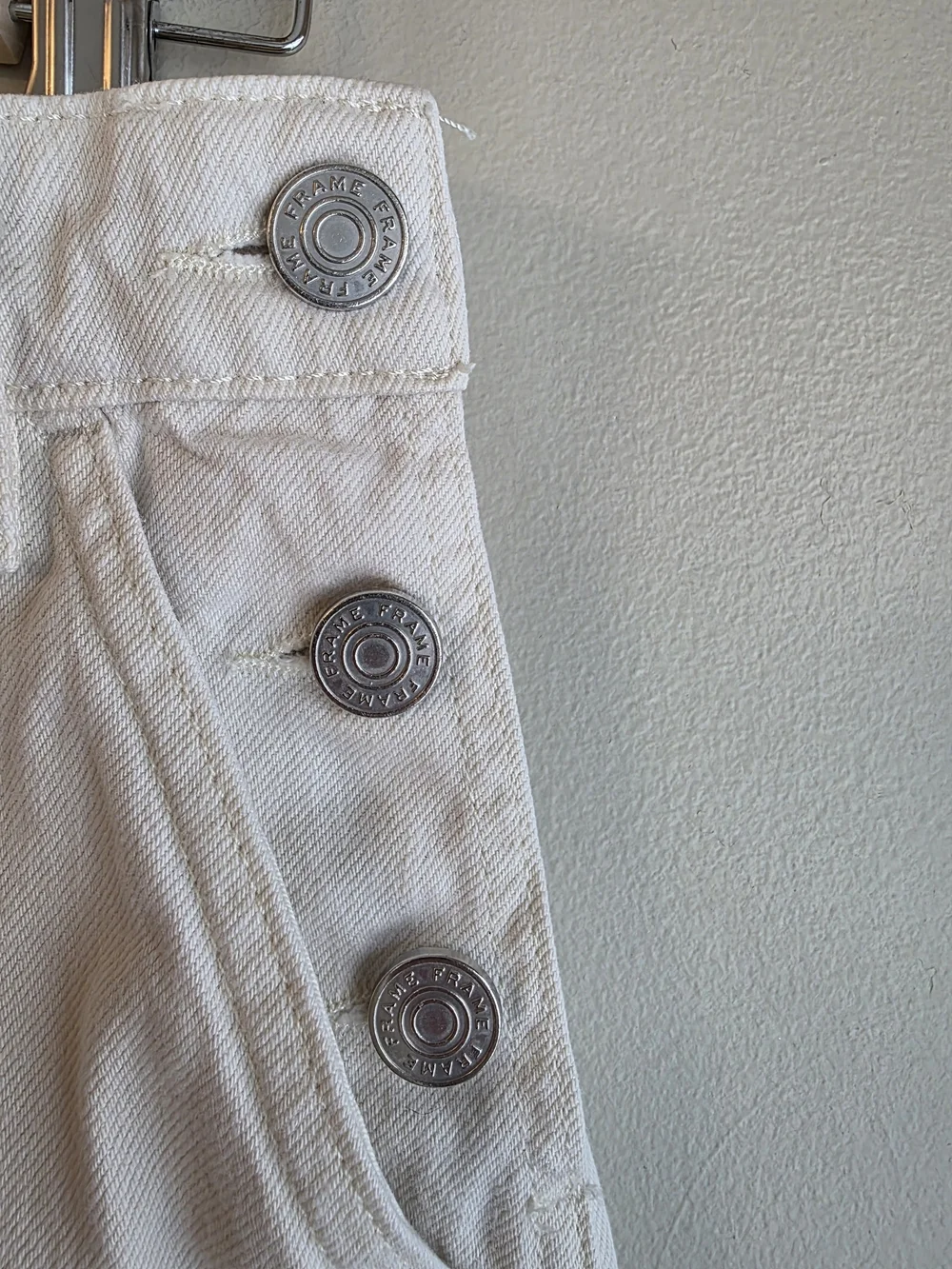 FRAME Barrel Leg Jeans Cropped Button Detail Parchment White 24 Like New - Picture 5 of 9